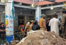 32 ka kabataan patay, 50 pilason matapos marumpag ang atop sang eskwelahan sa Pakistan