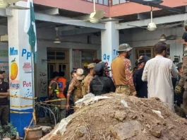 32 ka kabataan patay, 50 pilason matapos marumpag ang atop sang eskwelahan sa Pakistan