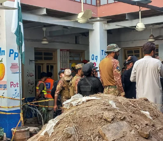 32 ka kabataan patay, 50 pilason matapos marumpag ang atop sang eskwelahan sa Pakistan