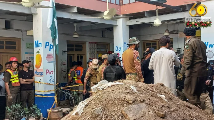 32 ka kabataan patay, 50 pilason matapos marumpag ang atop sang eskwelahan sa Pakistan 32 ka kabataan patay, 50 pilason matapos marumpag ang atop sang eskwelahan sa Pakistan