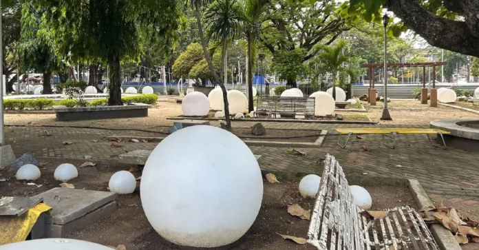 Mayor Greg Gasataya, ipresentar sa TIEZA ang mga nabatun nga rekomendasyon angot sa redevelopment sang Bacolod City Public Plaza Mayor Greg Gasataya, ipresentar sa TIEZA ang mga nabatun nga rekomendasyon angot sa redevelopment sang Bacolod City Public Plaza