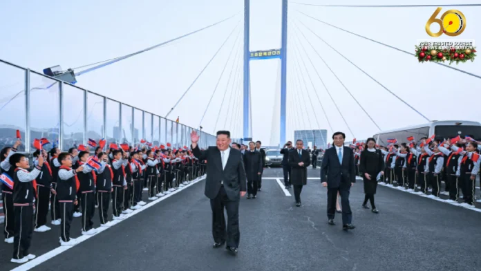 Launching sang taytay sa China nga magakonekta sa North Korea, gintambungan ni North Korean leader Kim Jong Un Launching sang taytay sa China nga magakonekta sa North Korea, gintambungan ni North Korean leader Kim Jong Un