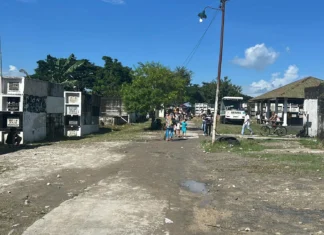 Mga nagadu-aw sa minatay sa Handumanan Public Cemetery, amat-amat na nga nagadamo, besperas sang UNDAS Mga nagadu-aw sa minatay sa Handumanan Public Cemetery, amat-amat na nga nagadamo, besperas sang UNDAS