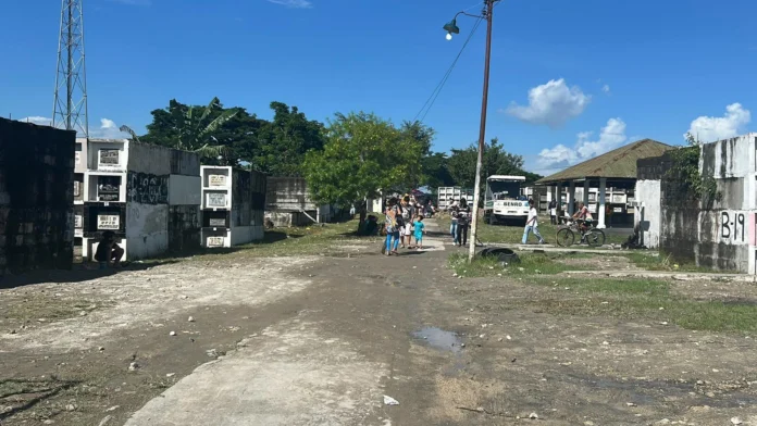 Mga nagadu-aw sa minatay sa Handumanan Public Cemetery, amat-amat na nga nagadamo, besperas sang UNDAS Mga nagadu-aw sa minatay sa Handumanan Public Cemetery, amat-amat na nga nagadamo, besperas sang UNDAS
