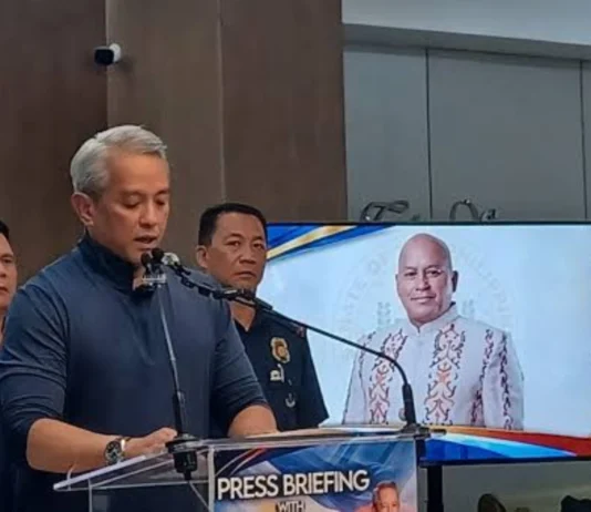 DILG, nagtanyag sang P50 million reward para sa makahatag sang impormasyon nga makabulig sa pagdakop kay Senator Bato Dela Rosa