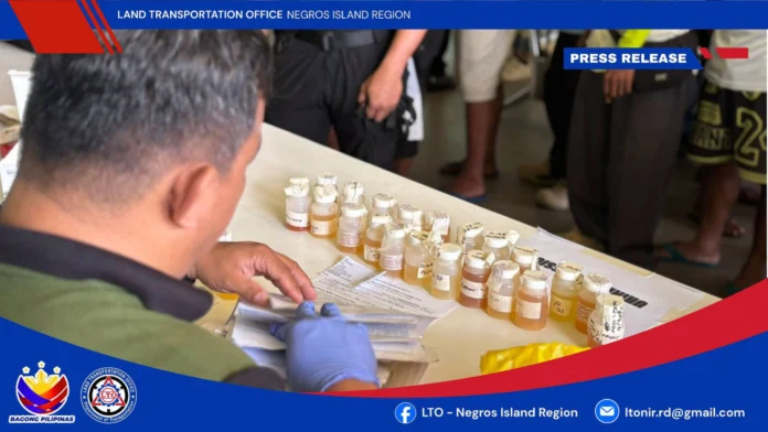 Pito ka mga drivers, nagpositibo sa ginpatigayon nga random drug testing sang LTO NIR sa Bacolod North Bus Terminal Pito ka mga drivers, nagpositibo sa ginpatigayon nga random drug testing sang LTO NIR sa Bacolod North Bus Terminal