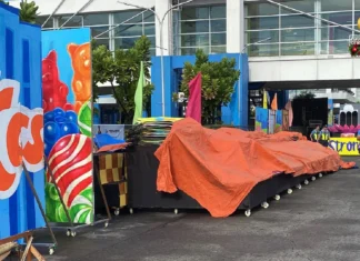 Props sang Sum-ag Elementary School para sa Masskara Street Dance and Arena Competition, gindala sa venue alas-2:00 sang kaagahon Props sang Sum-ag Elementary School para sa Masskara Street Dance and Arena Competition, gindala sa venue alas-2:00 sang kaagahon