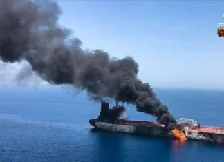 Supertanker nga may karga nga kapin 2 million nga bariles sang langis, naigo sang naval mine sa Strait of Hormuz