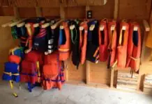 Panagaramat ti life vest iti Burnham Lake, maipalpalagip kadagiti boat concessionaire