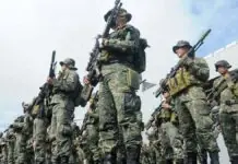 Amin a miyembro ti AFP, rumbeng nga agsanay iti tradisyonal a Filipino martial arts nga Arnis