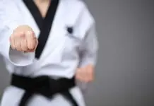 Maysa a babai a taekwondo newbie, nadangran kalpasan nga inset up ti coachna iti sparring iti lalaki a blackbelter