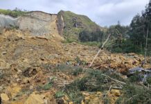 Nasurok tallo gasut nga indibidual, nagaburan idiay Papua New Guinea gapu iti panagregaay ti daga