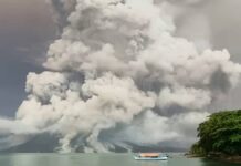 Rinibribo a katao sadiay Indonesia, nagbakwit kalpasan ti panagbettak ti maysa a bulkan; dapo daytoy, nakadanonen sadiay Malaysia