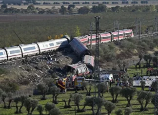 Agarup 68 nga indibidual, pimmusay iti panagbinnangga ti dua a high-speed train sadiay Spain, maysa a Pilipino, nadangran