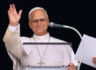Pagpakita ni Pope Leo XIV sa bintana sa Vatican human sa operasyon, gihangop sa mga tawo