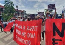 Dul-an 500 ka mga raliyista ang nagpahigayon ug lihok protesta sa dalan Colon subay sa Bonifacio Day