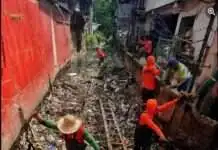 Kapin sa upat ka mga truck sa basura nahabwa gikan sa creek sa Sikatuna Street ning syudad sa Sugbo