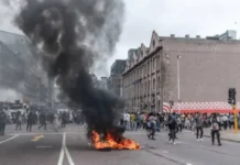 Langyaw, patay human gitabangan og bunal sa 50 ka tawo atol sa protesta sa South Africa