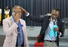 Pastor sa Zimbabwe, niingon nga adunay direktang contact sa Ginoo pinaagi sa cellphone