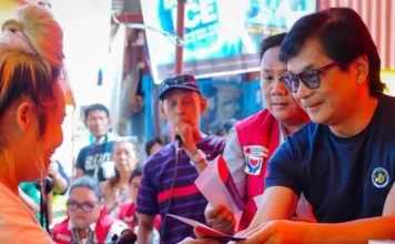 Presensiya ni CabSec Abalos sa ayuda para sa mga nasunugan sa Davao City, pinuna online; Opisyal nagpaliwanag
