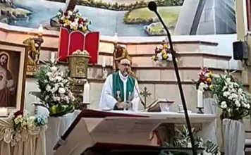 Pari, nasawi matapos bumagsak ang malaking Krus sa kanya habang nagmimisa sa Ecuador Nasawi ang isang paring Katoliko matapos siyang tamaan ng malaking kahoy na krus na nahulog mula sa dingding habang nagdaraos ng misa sa Guayaquil, Ecuador. Kinilala ng Archdiocese of Guayaquil ang pari na si Father Patricio Alfredo Sánchez Molinari, na naglilingkod sa Church of Perpetual Relief of the Central Vicariate. Batay sa mga ulat, naganap ang insidente noong Sabado, Oktubre 17, habang isinasagawa ang misa na naka-livestream sa social media. Makikita sa video ang pagkahulog ng mabigat na krus mula sa likod ng altar at pagtama nito sa ulo ni Sánchez habang ipinagdiriwang ang misa. Agad na humingi ng tulong ang mga taong naroroon sa simbahan, habang maririnig sa livestream ang panawagang tumawag ng ambulansiya bago tuluyang maputol ang broadcast. Sa pahayag ng Archdiocese of Guayaquil, nagpahayag ito ng pagluluksa at pakikiramay sa pamilya, mga kaibigan, at sa komunidad na pinaglilingkuran ng pari. Sa ngayon, wala pang inilalabas na opisyal na paliwanag tungkol sa dahilan ng pagkahulog ng krus. Wala rin pang komento ang mga lokal na awtoridad hinggil sa insidente.