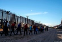 Pagpasok ng drug cartel pinangangambahan matapos dumagsa ang higit sa 10,000 migrants sa tulay ng US-Mexico border