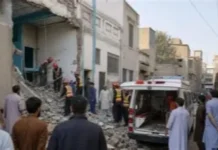 34 estudyante at isang guro patay, matapos magcollapse ang bubong sa isang paaralan sa Pakistan