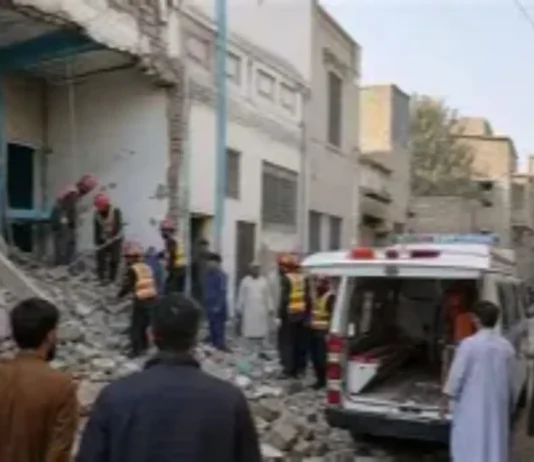34 estudyante at isang guro patay, matapos magcollapse ang bubong sa isang paaralan sa Pakistan