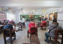 Mga miyembro sa electoral board nga magsul-ob og faceshield sa election