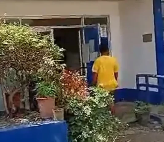 Amahan mireklamo sa kapulisan human giingong gipasakitan ang anak sulod sa classroom
