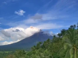 Bulkang Mayon, muling nagbuga ng abo ayon sa PHIVOLCS