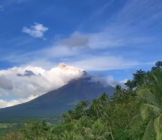 Bulkang Mayon, muling nagbuga ng abo ayon sa PHIVOLCS