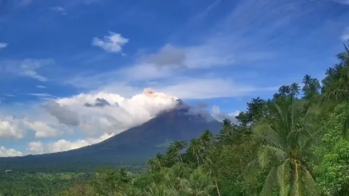 bulkang-mayon-muling-nagbuga-abo-ayon-phivolcs