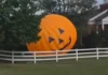 Higanteng ‘inflatable pumpkin’ sa North Carolina, miligid sa tunga sa dalan human mapalid sa hangin