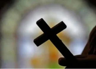 Pari, patay human mahulogan og krus samtang nagmisa sa Ecuador