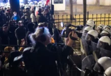 Riot police, gipakalat sa gawas sa Constitutional Court sa Poland human sa pagkasuspenso sa punong hukom.