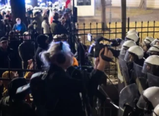 Riot police, gipakalat sa gawas sa Constitutional Court sa Poland human sa pagkasuspenso sa punong hukom.