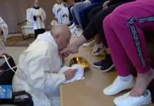 Pope Francis, naghugas sang tiil sang 12 ka mga babaye nga preso