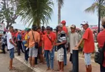 Mga mamumugon, padayon nga ginasinggitan sa mga mamalidha nga magpasar sang layi nga nagapataas sang sweldo sang ordinaryo nga mga Pilipino