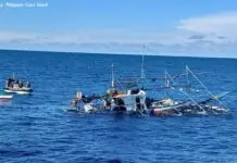 Duha ka manugpangisda, pilason matapos naglupok ang engine sang ila motor bangka sa Scarborough Shoal