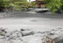 Dalan sa pila ka barangay sa La Castellana City, Negros Occidental, napuno sang lahar