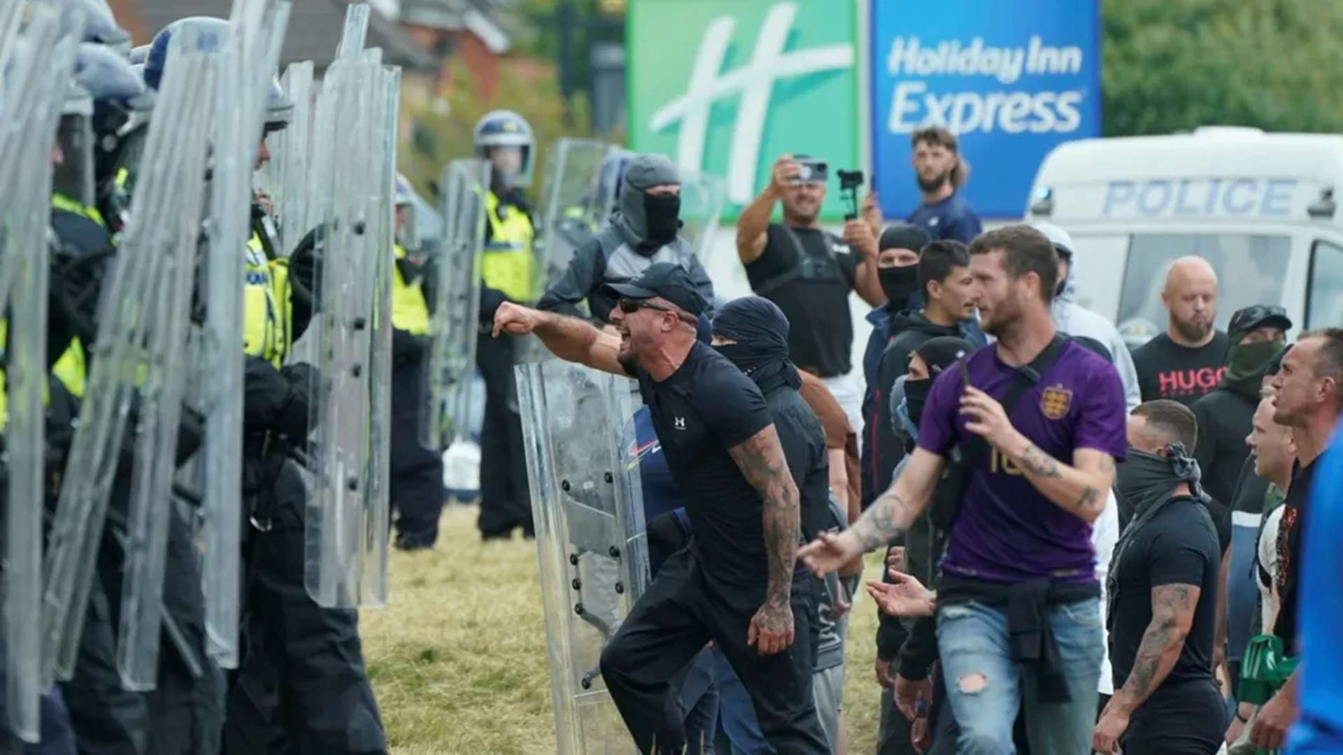 Linibo ka mga anti-racism protesters, nag-rally sa United Kingdom ...