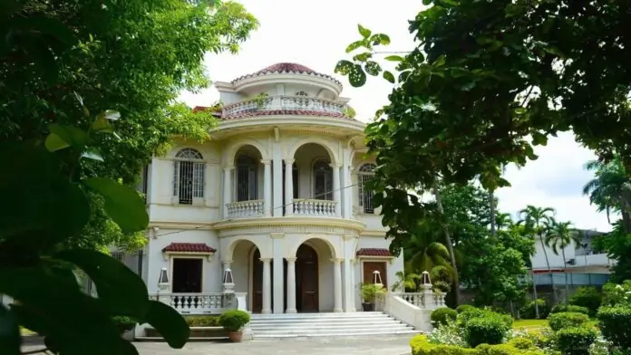MOLO MANSION