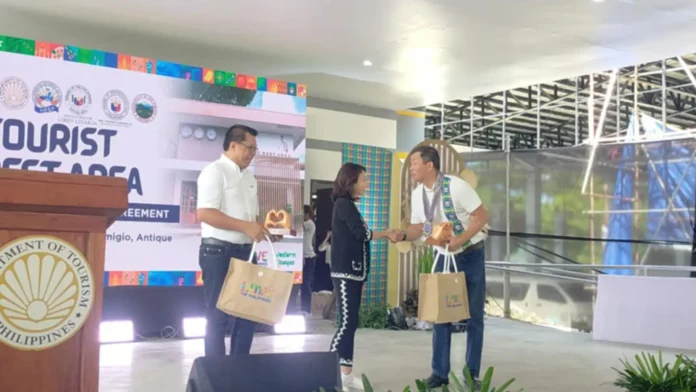 Department of Tourism distribution of Tourism Kits for Tour guide