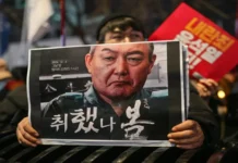 Mga pulis nga nag-raid sa opisina ni South Korean President Yoon, ginbalabagan