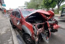 Driver sang SUV nga nakabunggo sa poste sa atubang sang Plaza Libertad, ginapatihan nga hubog kag madasig ang pagmaneho rason nga naaksidente