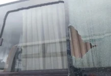 Anay konduktor sang MITSCOOP nga naglampos-buka sa windshield sang modernized jeep, pasakaan sang kaso nga malicious mischief kag grave threat