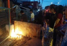 Pila ka mga estudyante sang mag-asawa nga manunudlo nga napatay sa sunog, nagsindi sang kandila sa Infante, Molo
