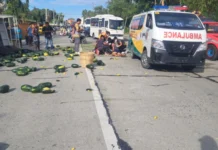 Truck nga may karga nga mga sandiya, natumba sa Guimbal