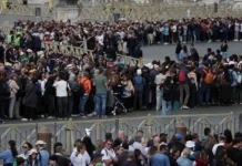 250,000 Pay Respects to Pope Francis During Lying in State at St. Peter’s Basilica